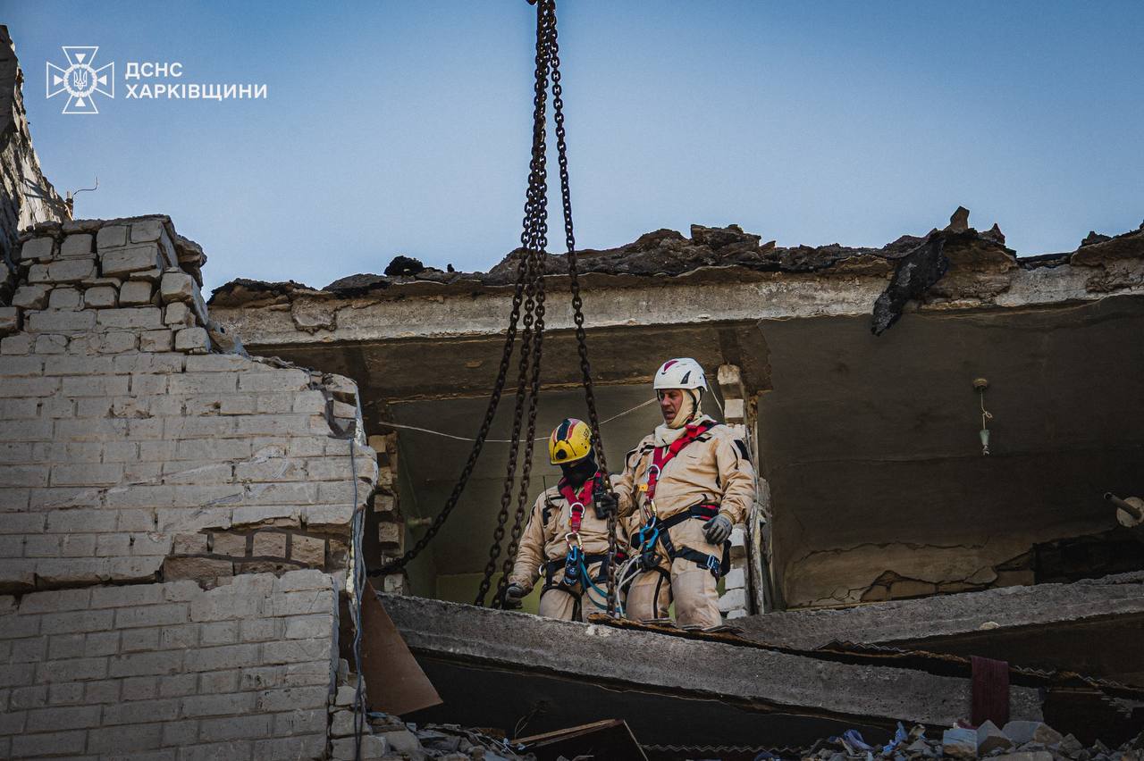 Зображення посту: У Харкові завершили пошукову операцію після атаки РФ: відомо про 10 загиблих