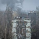 Зображення посту: У Костянтинівці під обстрілами руйнуються монументальні мозаїки на багатоповерхівках