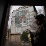 Зображення посту: У Костянтинівці під обстрілами руйнуються монументальні мозаїки на багатоповерхівках