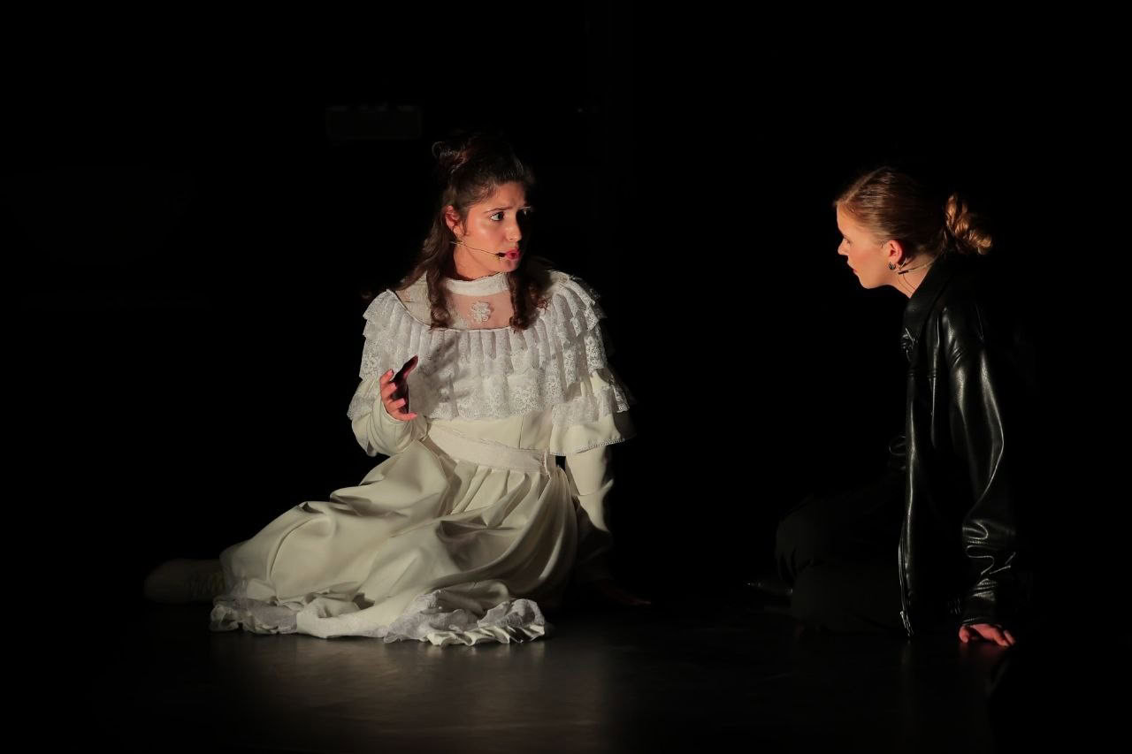 Стаття: До роковин авіаудару драматичний театр з Маріуполя показав прем’єру у Києві