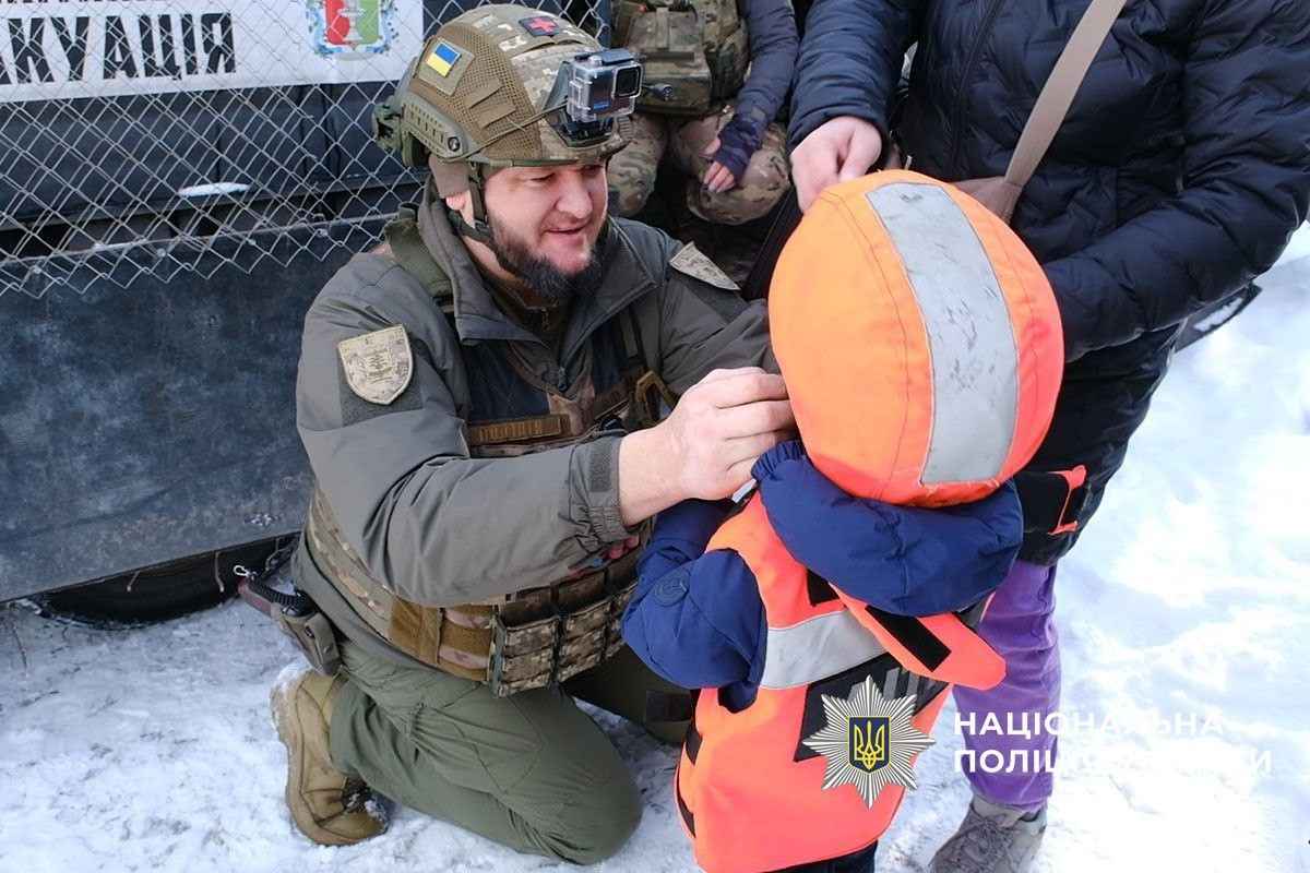 Стаття: На Донеччині деякі родини з дітьми повертаються у зону бойових дій після евакуації