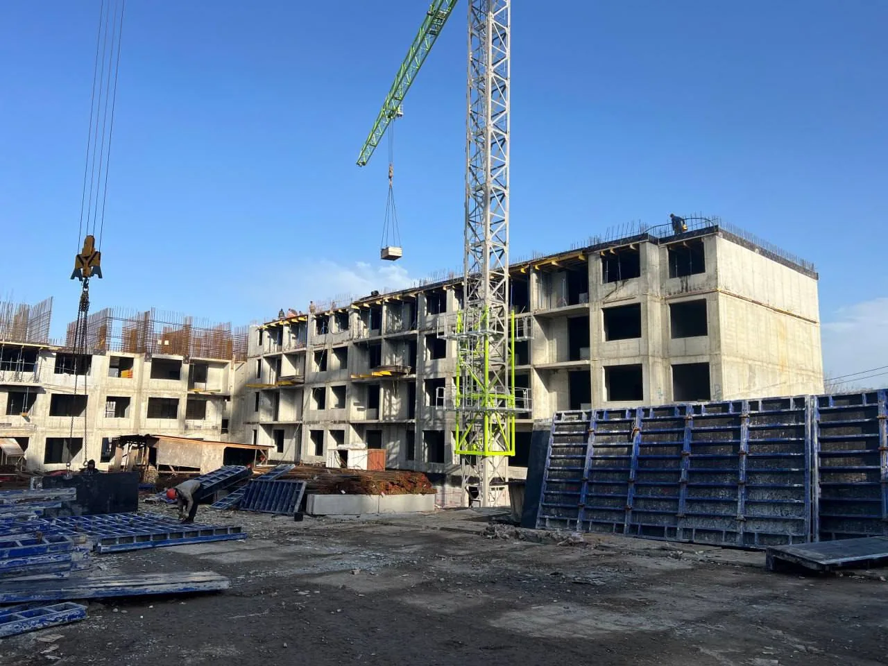 Стаття: У Маріуполі на місці зруйнованих будинків будують іпотечне житло: власникам відмовляють у компенсації