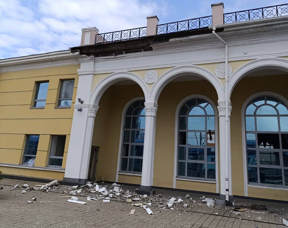 Стаття: У Слов’янську обстріляли локомотивне депо: є поранені працівники