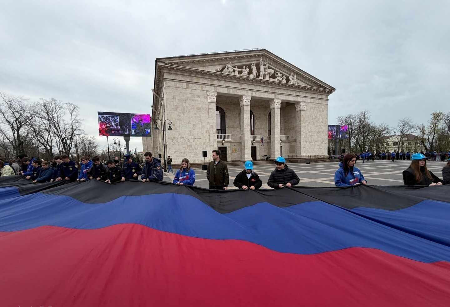 Стаття: У Маріуполі розгонули 200-метровий прапор «ДНР» на місці трагедії біля драмтеатру
