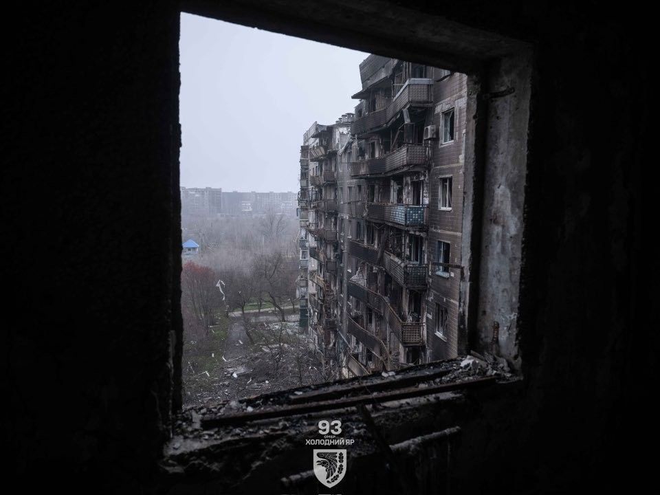 Стаття: Росіяни вдарили тритонною авіабомбою по району багатоповерхівок у Костянтинівці