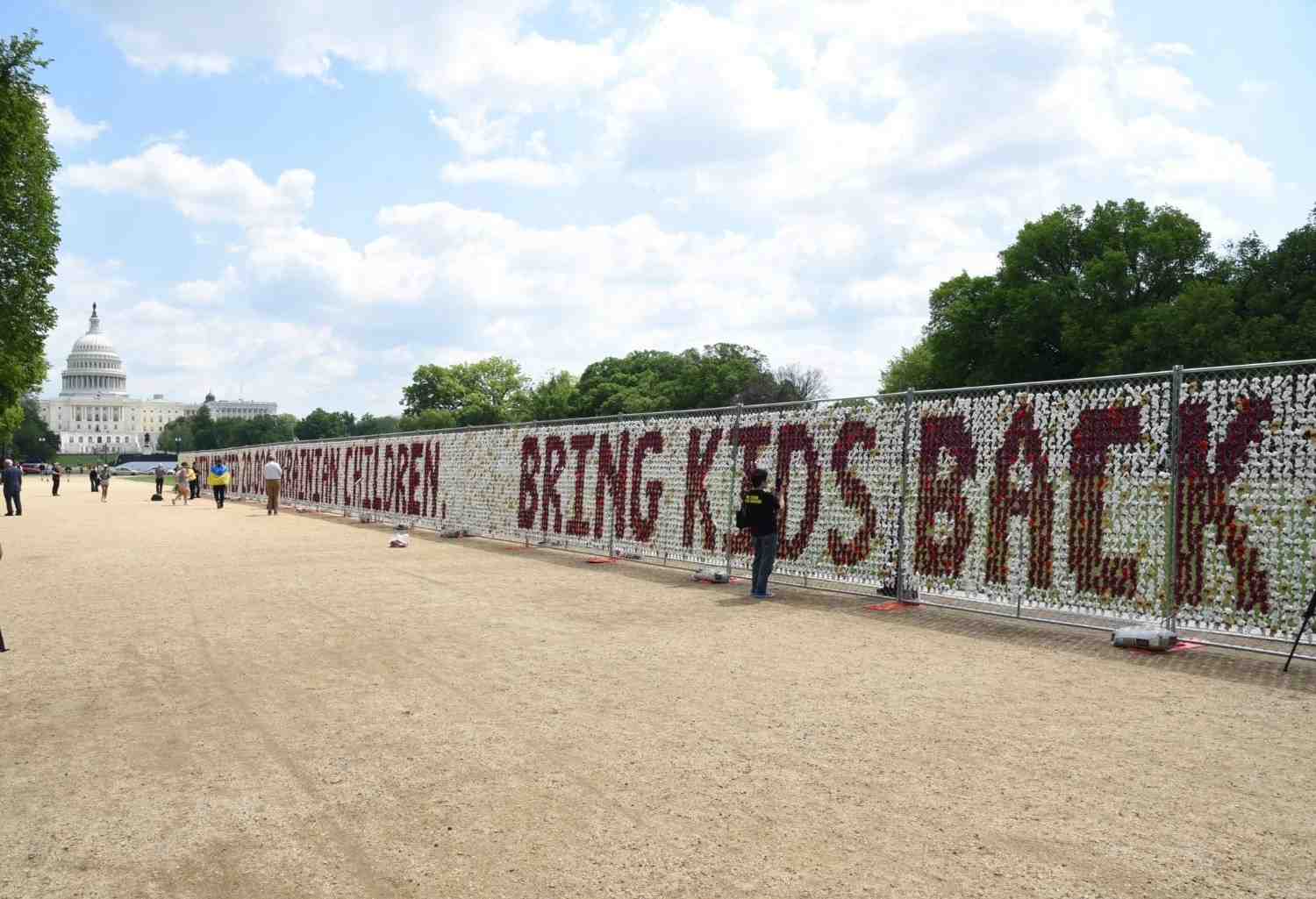 Зображення посту: У США відкрили інсталяцію з 20 тисяч плюшевих ведмедиків на підтримку викрадених українських дітей