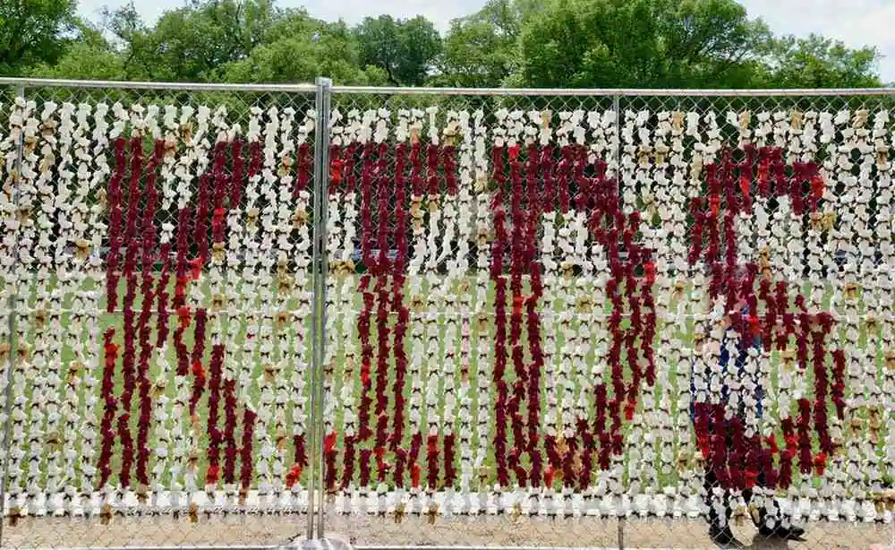 Зображення посту: У США відкрили інсталяцію з 20 тисяч плюшевих ведмедиків на підтримку викрадених українських дітей