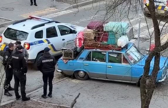 Стаття: «Усе життя в машині»: у столиці розшукують 70-річного переселенця, щоб допомогти