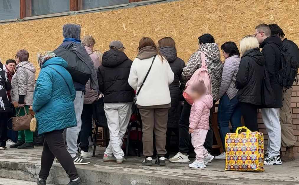 Стаття: З Донеччини масово евакуюються: люди більше не їдуть «за грошима», а рятуються