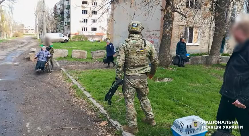 Стаття: З Дружківки «Білі янголи» евакуювали родину з дитиною та людей, які йшли пішки з Костянтинівки