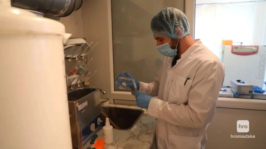 Стаття: До 100 експертиз на одного фахівця: як працюють ДНК-лабораторії МВС під час війни