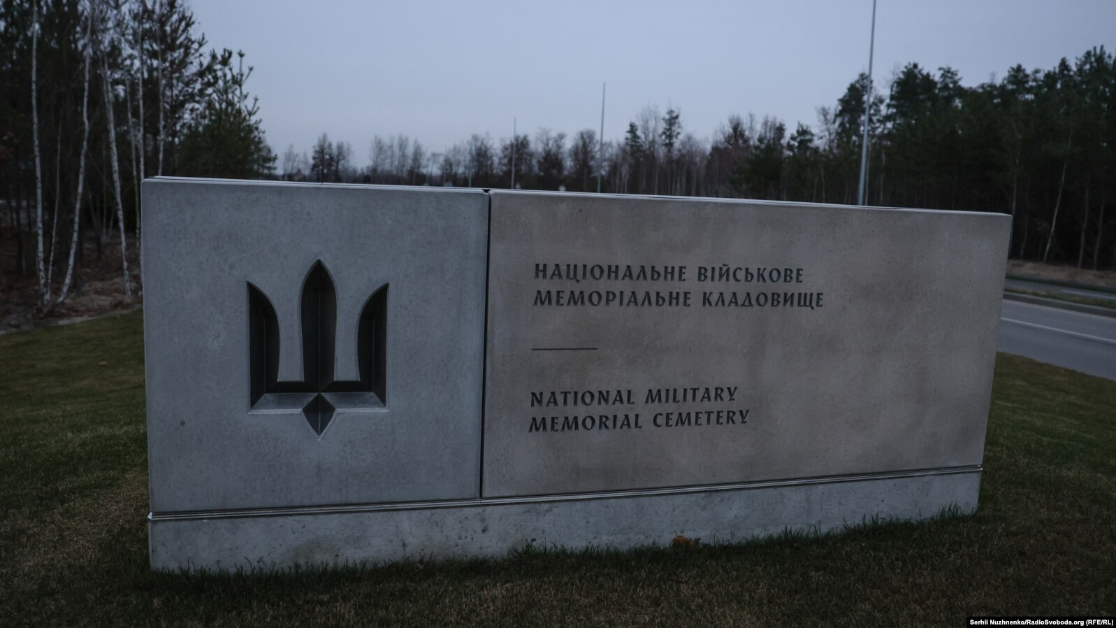 Стаття: Атака під час поховання: дрон РФ впав на військовому меморіалі