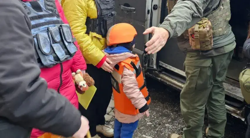 Стаття: На Донеччині в зоні бойових дій залишаються 8 дітей