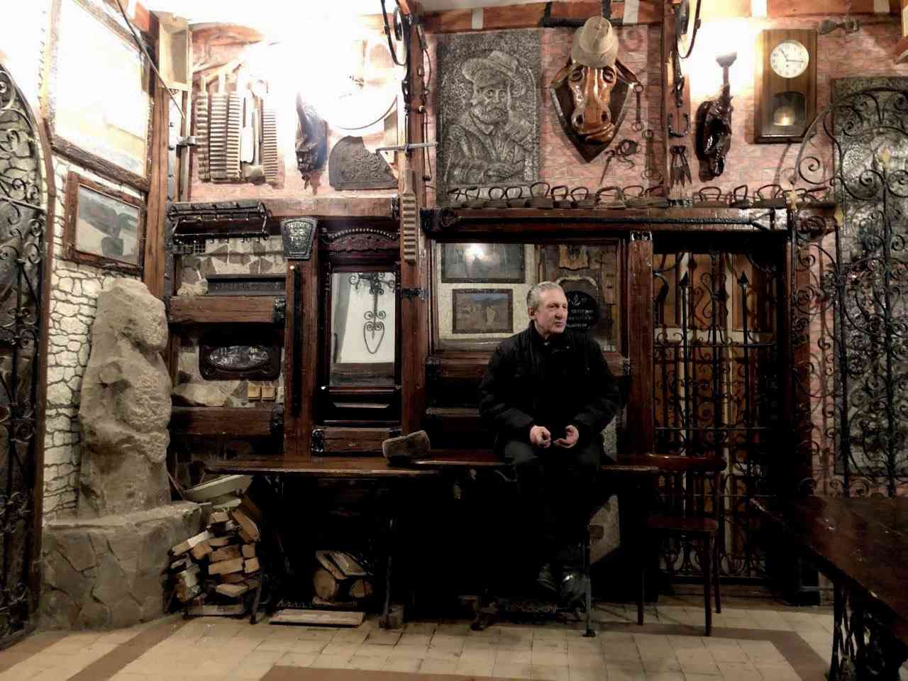 Стаття: «Славік. Музей в підвалі»: у Києві презентують книгу про колекціонера з Маріуполя