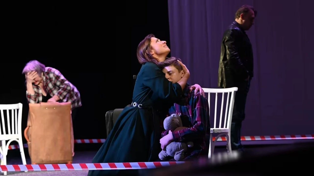 Стаття: Маріупольський драмтеатр під час благодійного туру зібрав майже 150 тисяч грн для «Охматдиту»