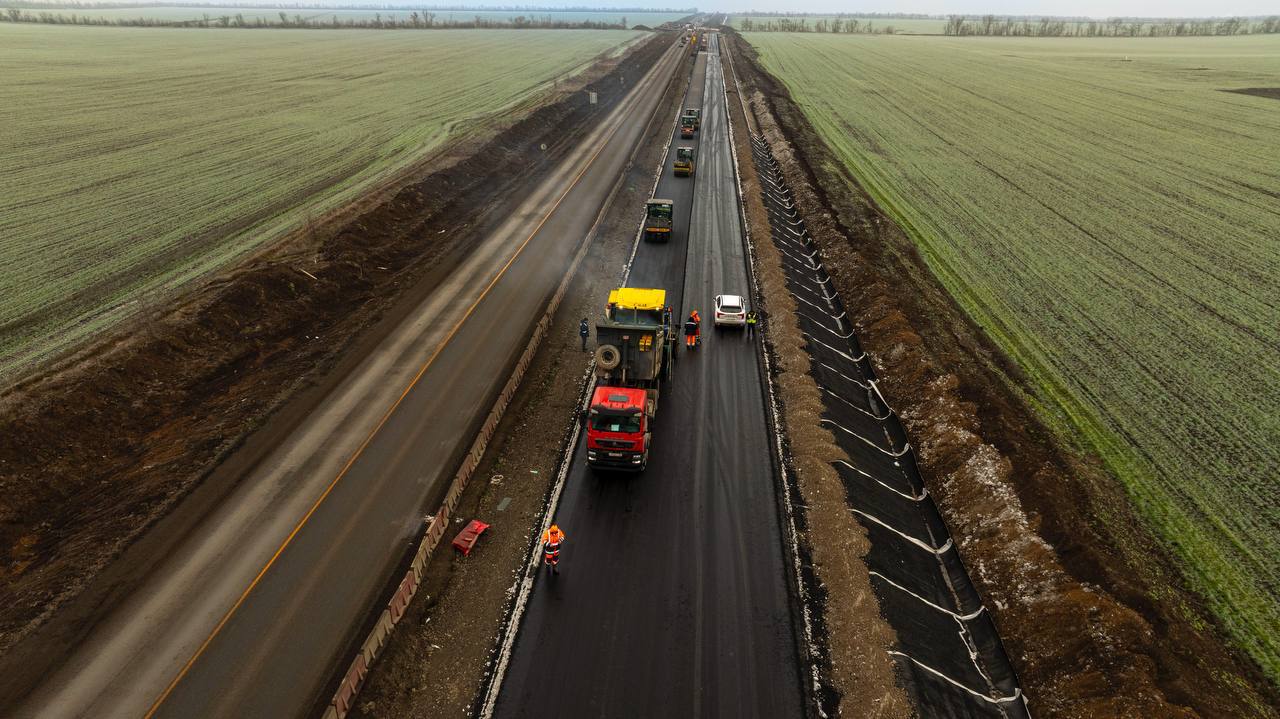 Зображення посту: У Маріуполі окупанти будують лінії електропередач для військової логістики