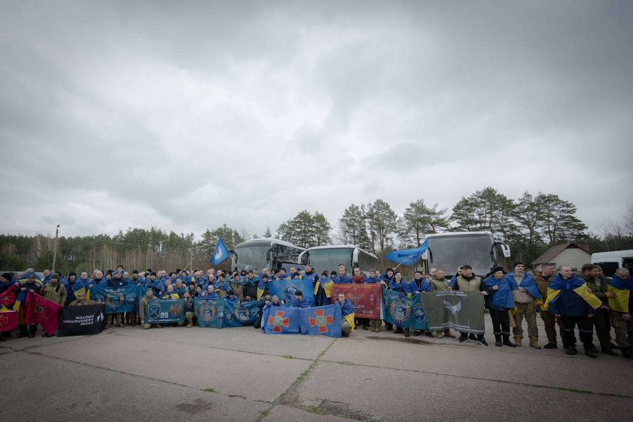 Стаття: Великодній обмін: з російського полону повернули 12 бійців «Азову» і «Кара-Дагу»