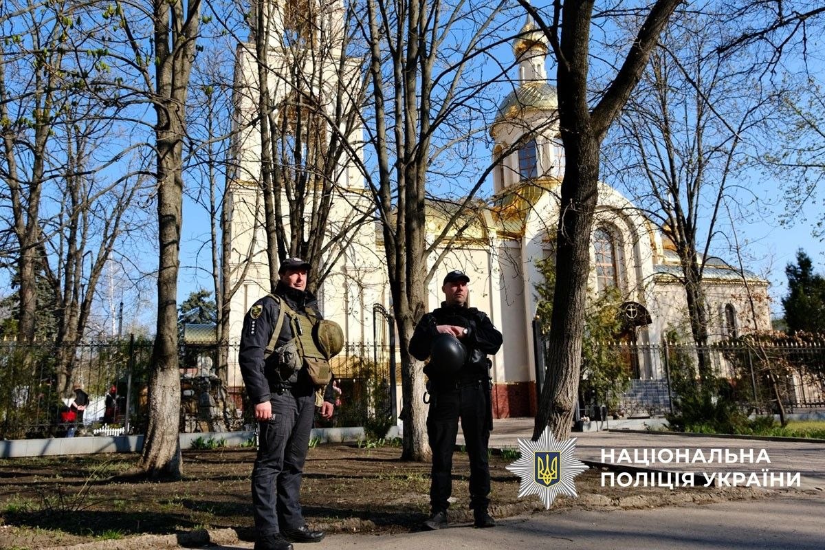 Стаття: На Донеччині Великдень відзначили у 61 храмі під охороною поліції та парамедиків