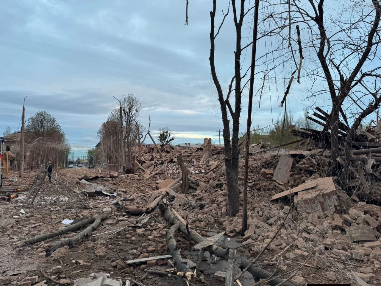 Зображення посту: Окупанти вдарили півторатонною авабомбою по центру Слов’янська: є поранений