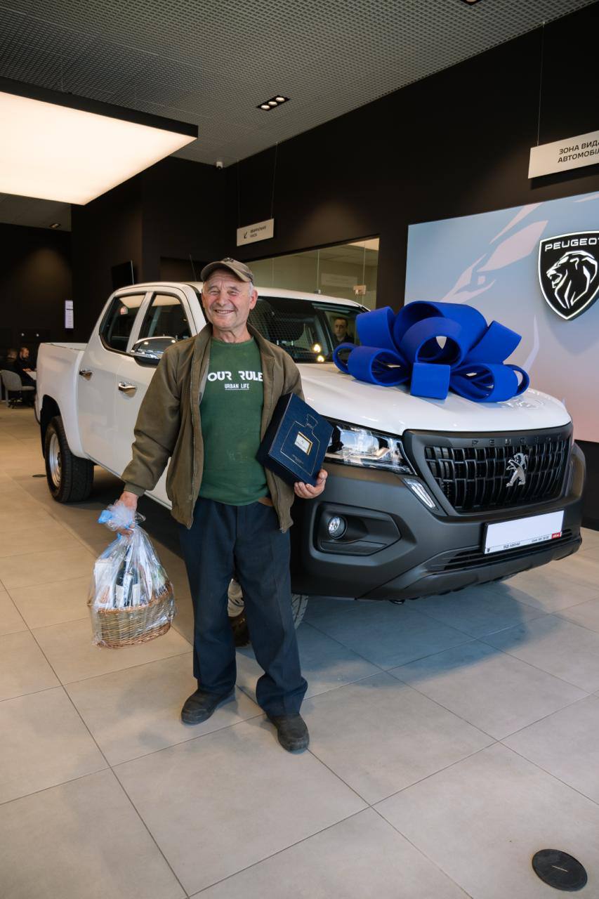 Зображення посту: Переселенцю з Донеччини, який віз «усе життя в машині», подарували новий пікап