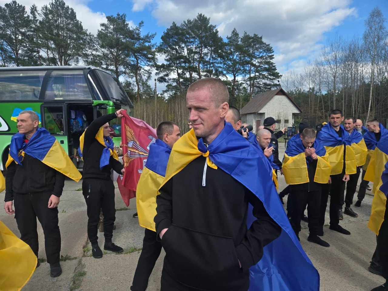 Стаття: Зеленський: 193 українських військових повертаються з полону в межах обміну