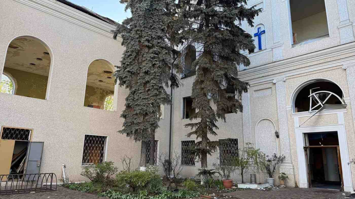 Стаття: Росіяни зруйнували обстрілом церкву у Слов’янську