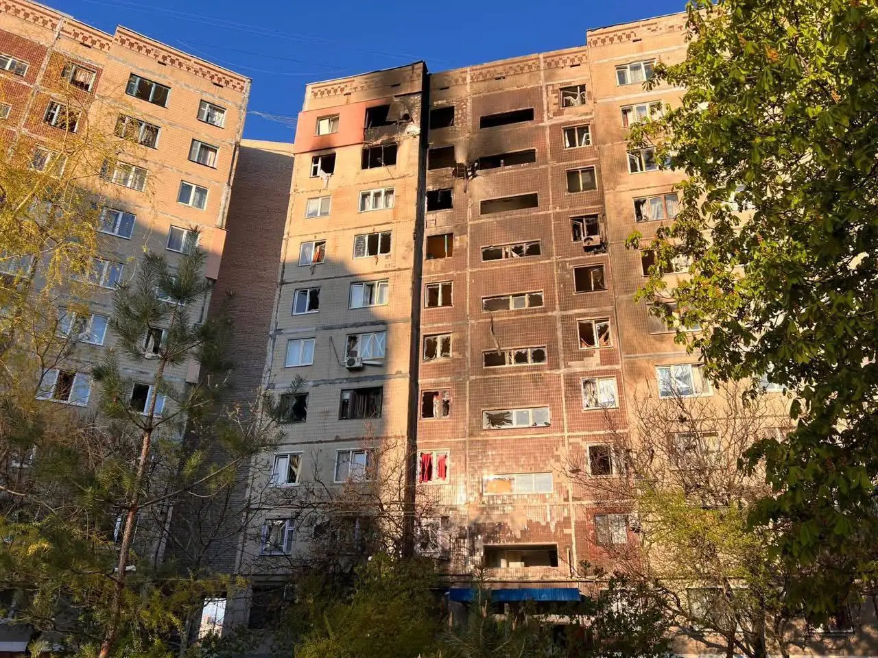 Стаття: У Краматорську дрон влучив у багатоповерхівку: є поранена