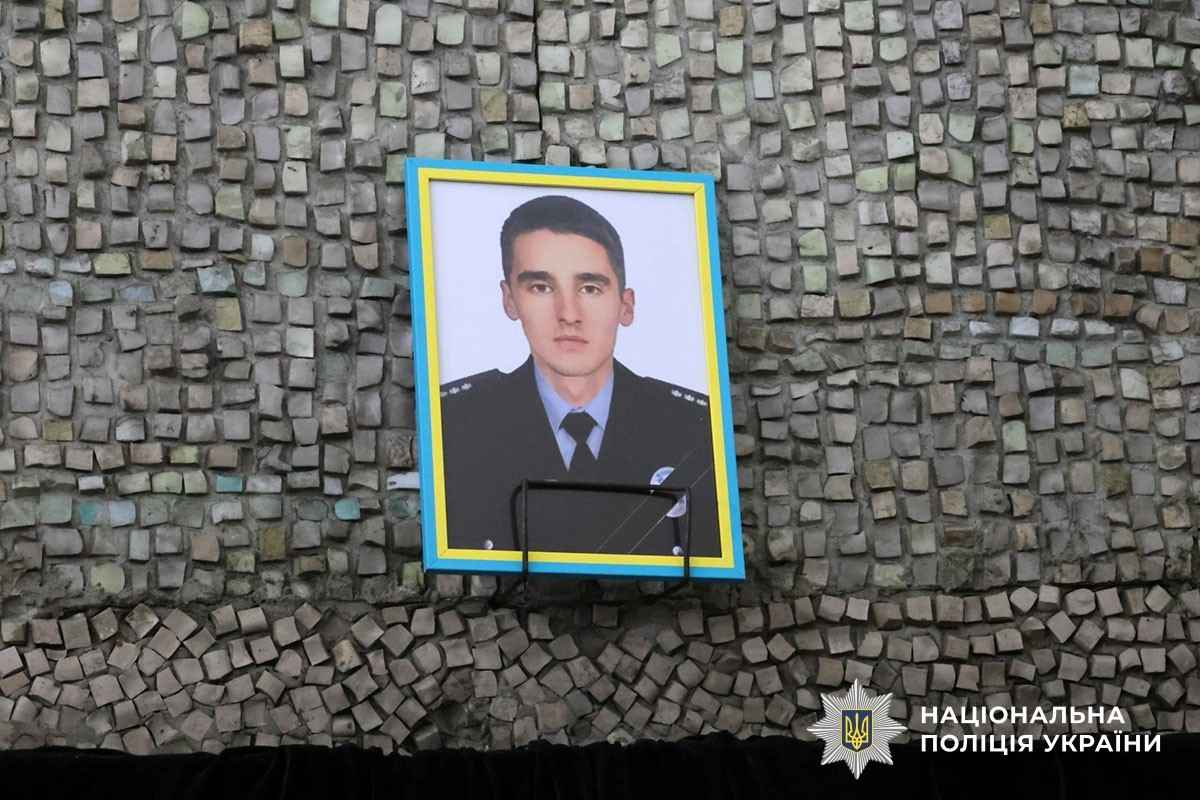 Стаття: У Краматорську попрощалися з 23-річним поліцейським, пораненим під час авіаудару