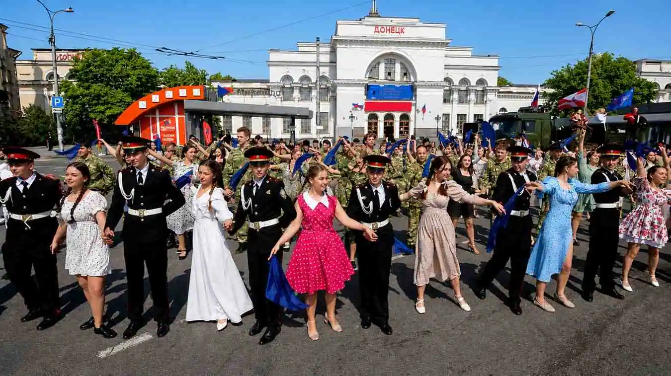 Стаття: У Донецьку провели «вальс побєди» за участі окупантів