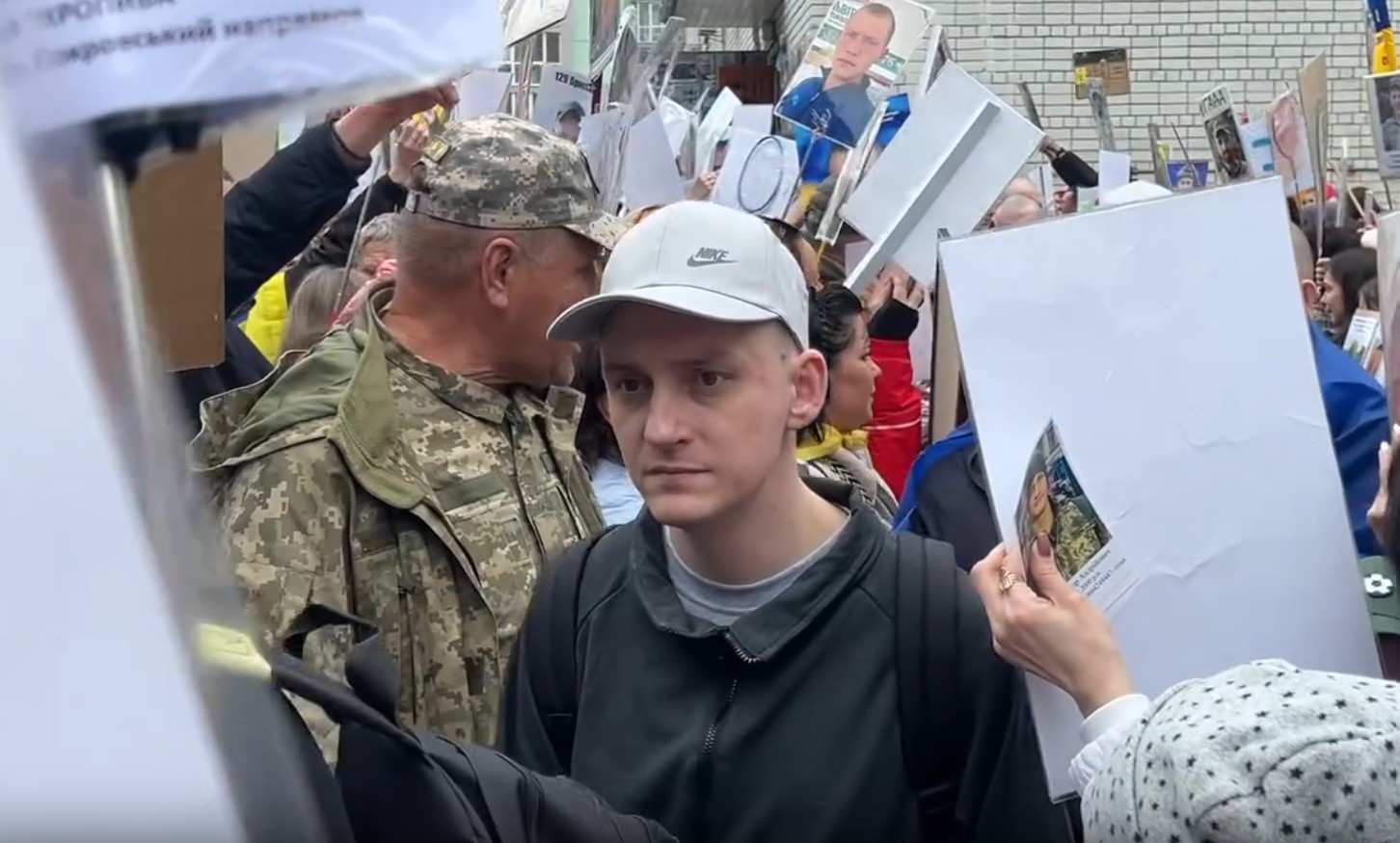 Стаття: Морпіхи вдома: Україні вдалося повернути з полону Андрія Гурського та Олександра Іванова