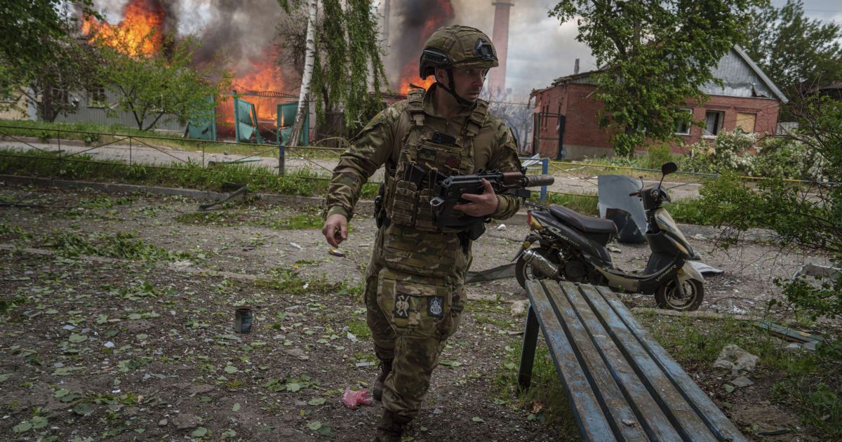 Зображення посту: «Водій відкрив двері й сказав: “Випадай”»: вчителька з Вовчанська втратила матір — евакуаційну колону розстріляли