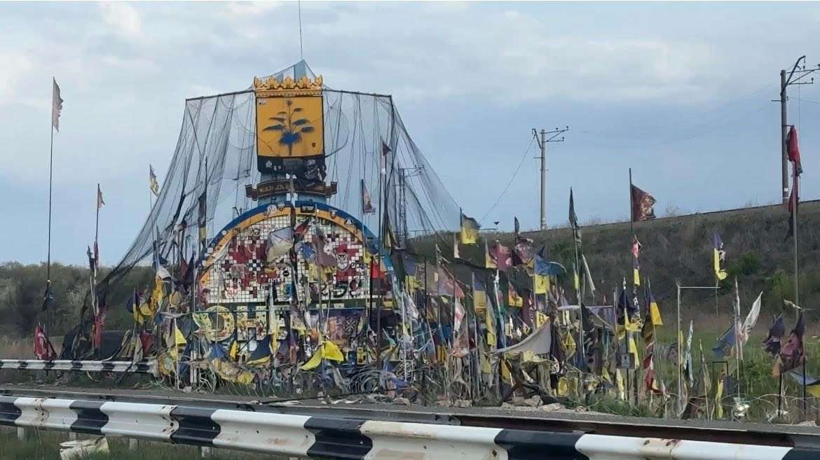 Стаття: Стела Донеччини вціліла попри обстріли
