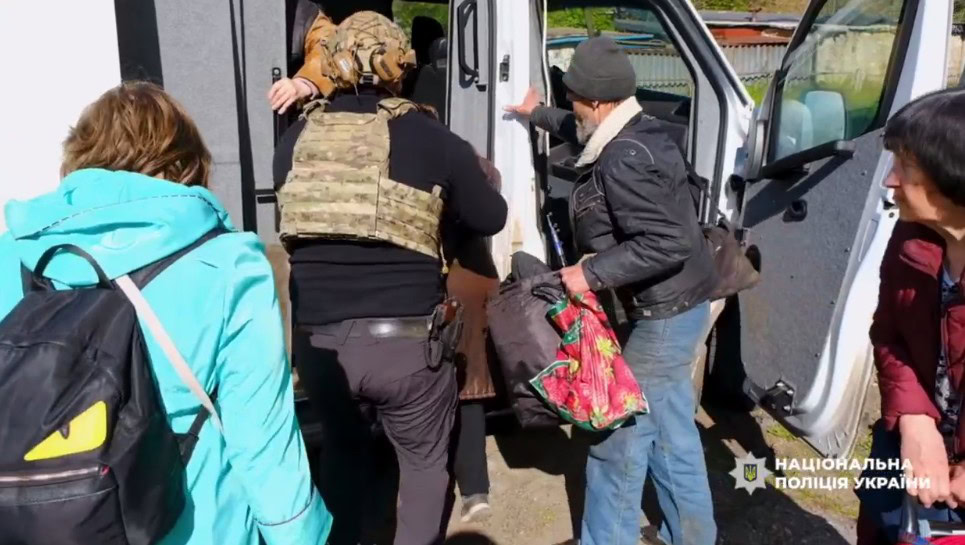 Стаття: З Миколаївки на Донеччині вивезли 25 мешканців, більшість — люди старшого віку