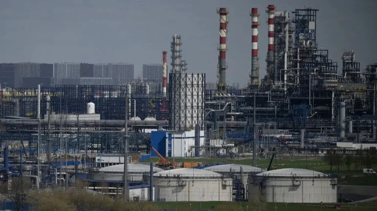 Стаття: Після атаки дронів Московський НПЗ тимчасово зупинив роботу