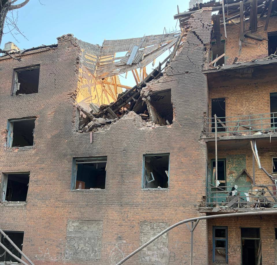 Стаття: Росія скинула авіабомби на Краматорськ: рятувальники дістали людей з-під завалів