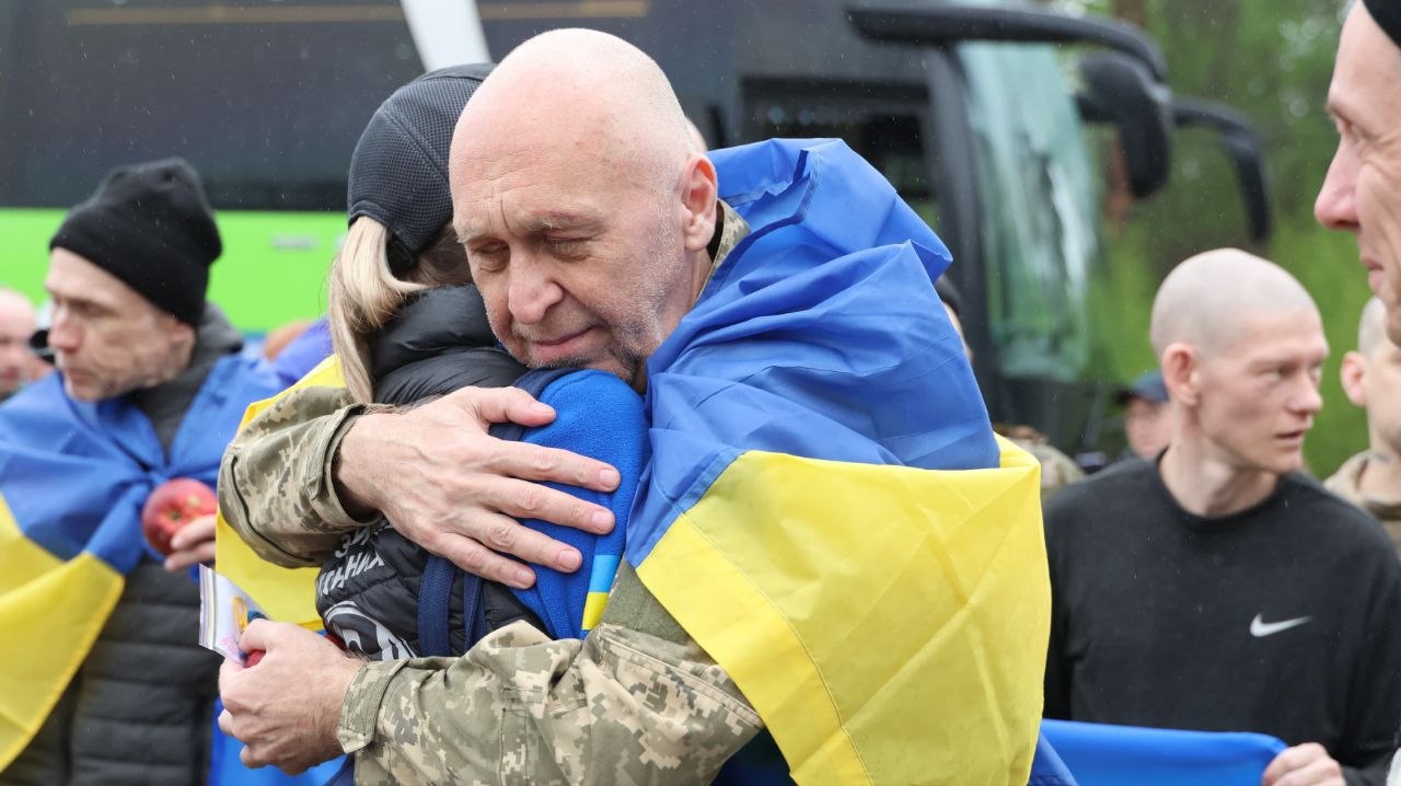 Зображення посту: «Не дарма купила домашні капці»: Оксана Стоміна повідомила про повернення чоловіка з полону