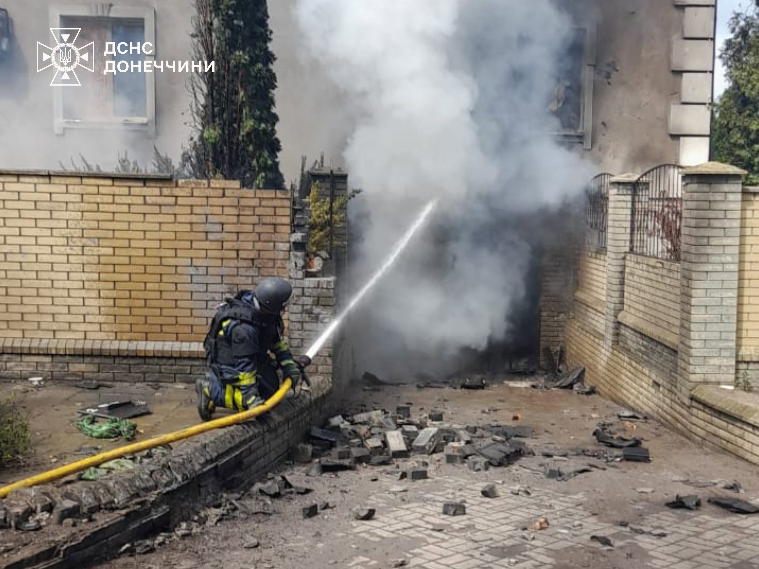 Стаття: 24 атаки за добу: окупанти пошкодили обстрілами будинки, лікарню та авто на Донеччині