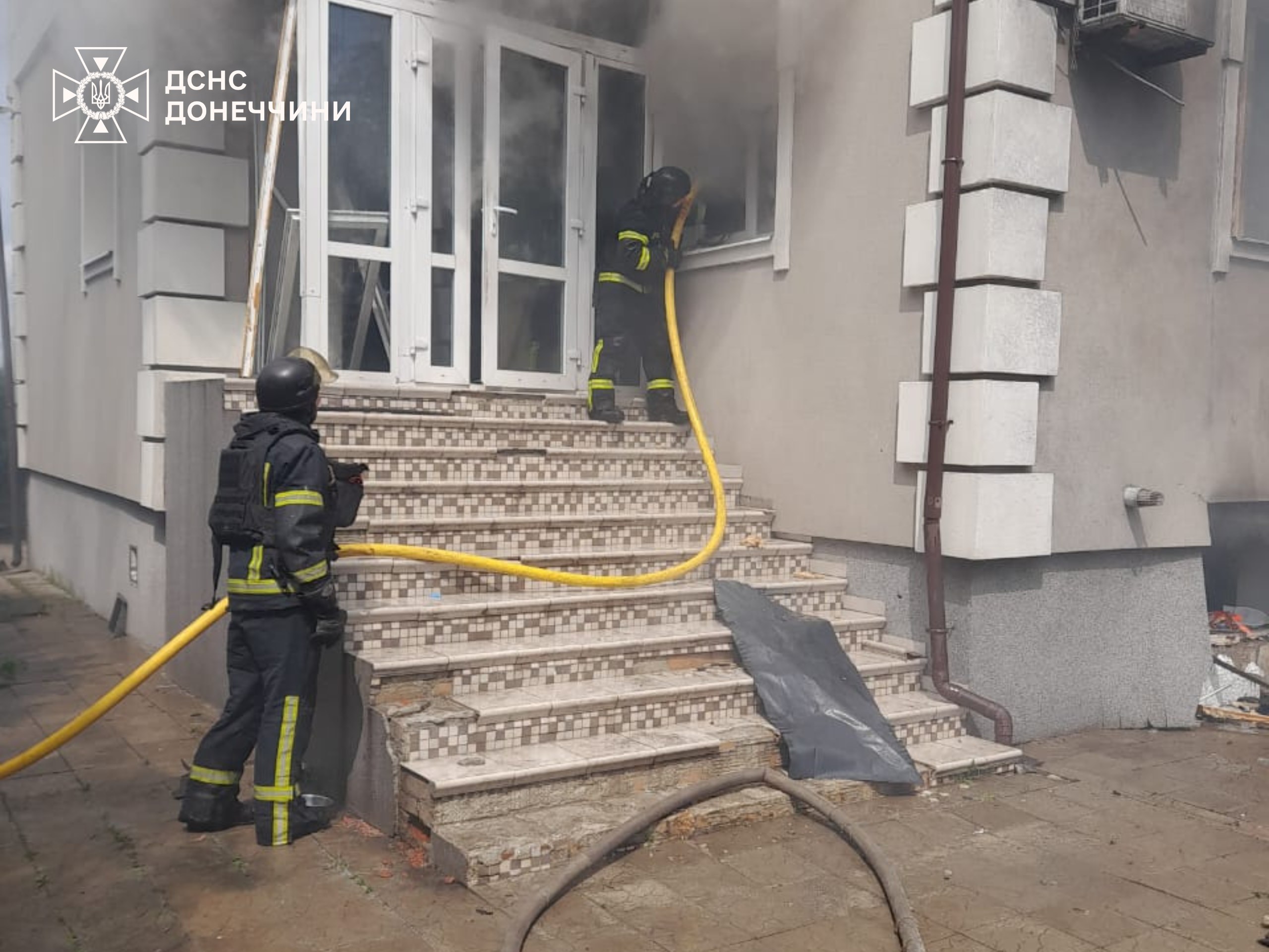 Зображення посту: 24 атаки за добу: окупанти пошкодили обстрілами будинки, лікарню та авто на Донеччині