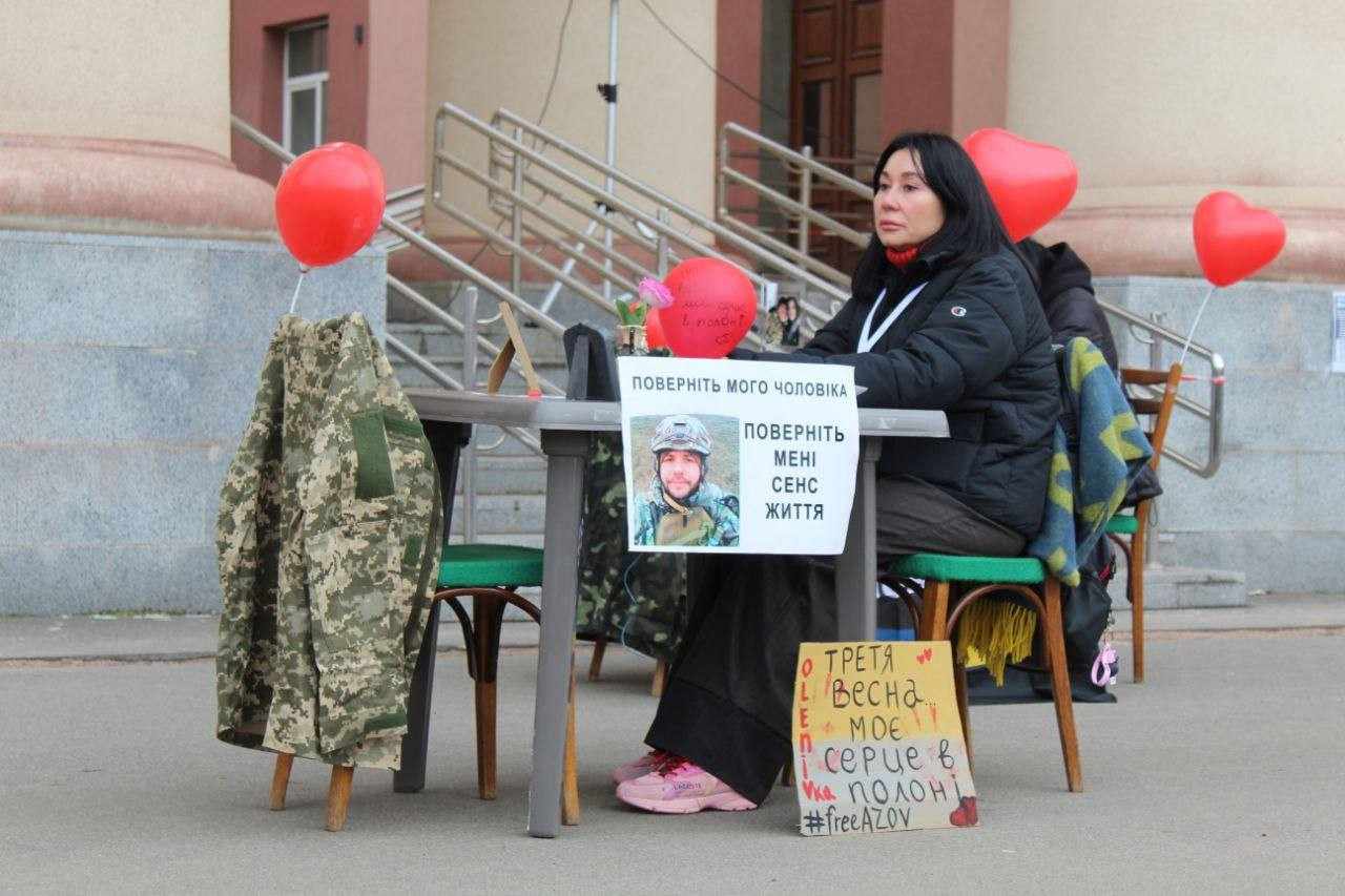 Зображення посту: «Оленівка триває»: як родини  захисників Маріуполя пʼятий рік намагаються повернути своїх рідних додому.