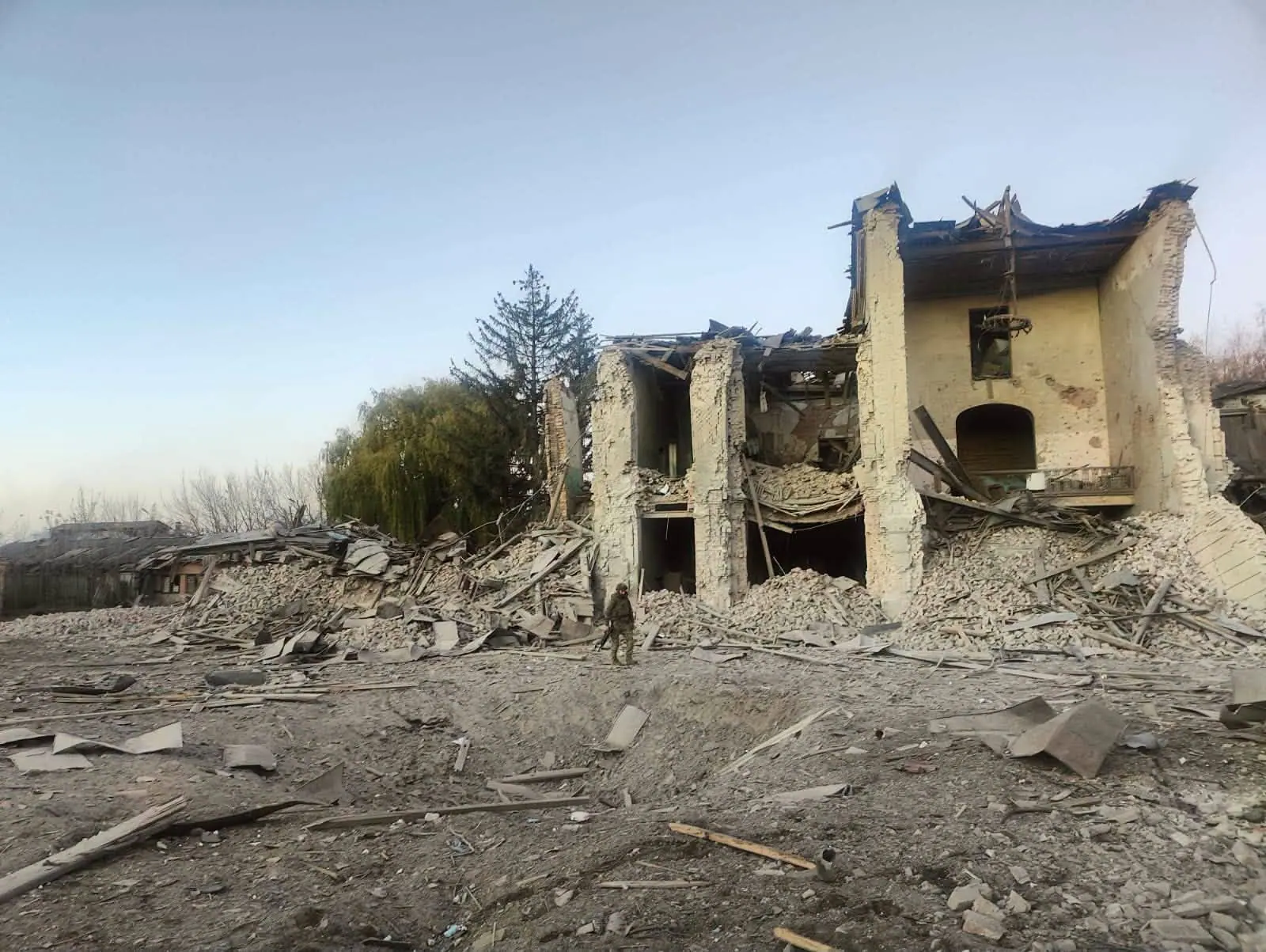 Зображення посту: У Слов’янську російські авіабомби частково зруйнували один із найстаріших навчальних закладів міста