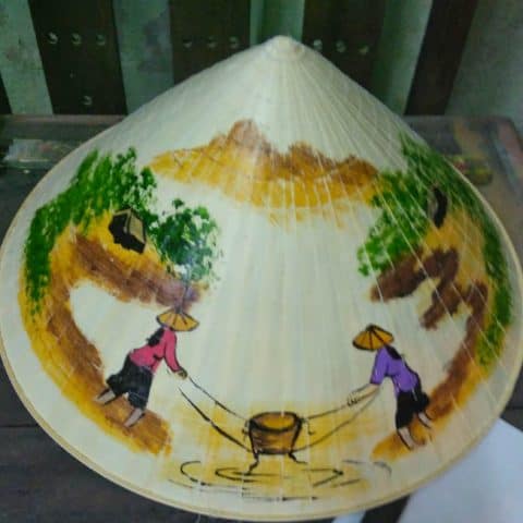 nón lá vẽ cảnh sinh hoạt