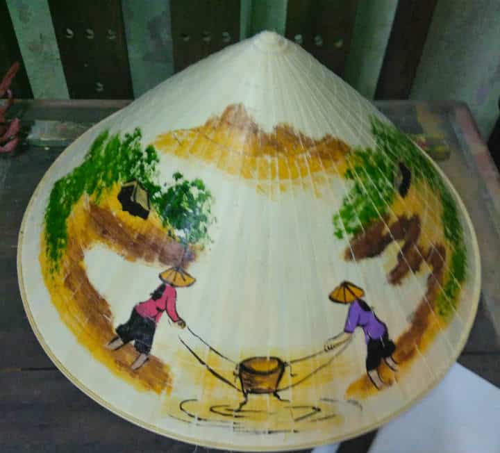 nón lá vẽ cảnh sinh hoạt