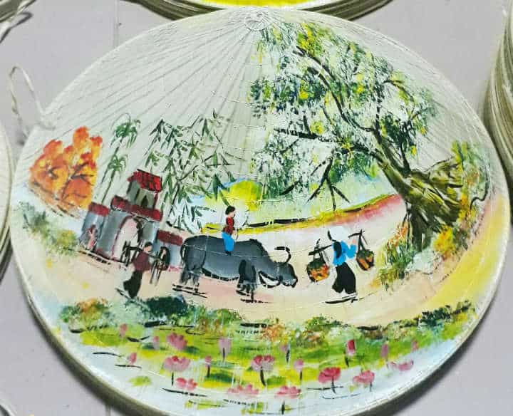 nón lá vẽ trang trí phong cảnh