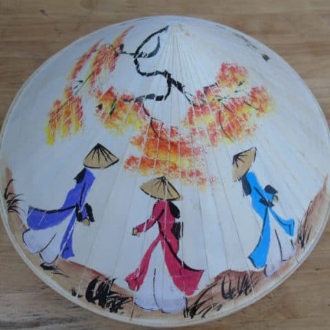 Bán nón lá vẽ hoa và cô gái