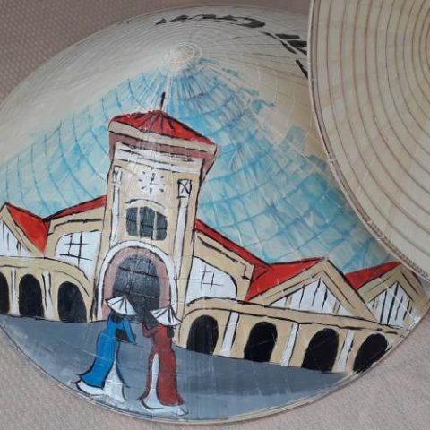 nón lá vẽ cổng chợ bến thành xưa