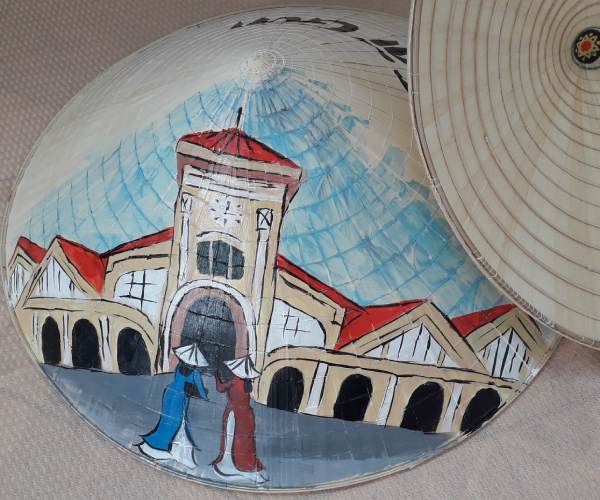 nón lá vẽ cổng chợ bến thành xưa