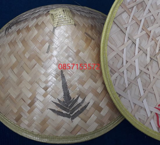 Nón tre trang trí lá dương xỉ