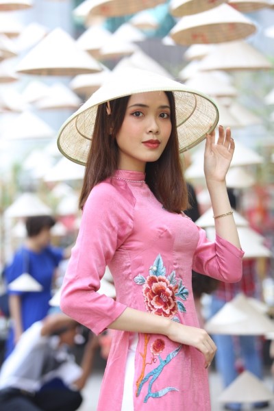 nón lá lưới đan thưa chụp hình