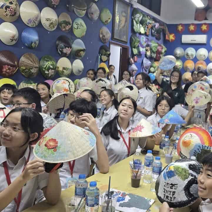 Workshop trang trí nón lá cho học sinh