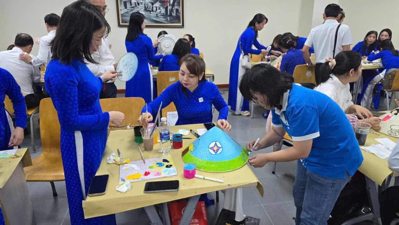 Vietnamese conical hat art painting workshop in Ho Chi Minh City